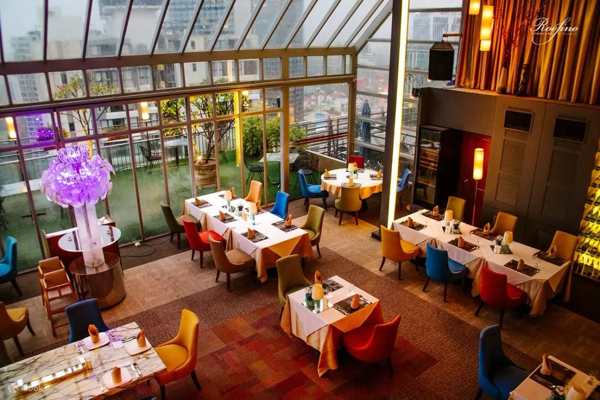 Roofino Skydining & Bar in Golden Triangle